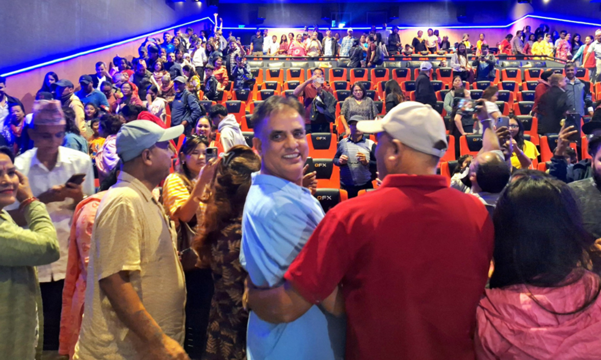 "‘हरिबहादुरको जुत्ता’मा बढ्दो शो, हरिवंश भावुक : दर्शकले प्रेमको जवाफ दिनुभयो"