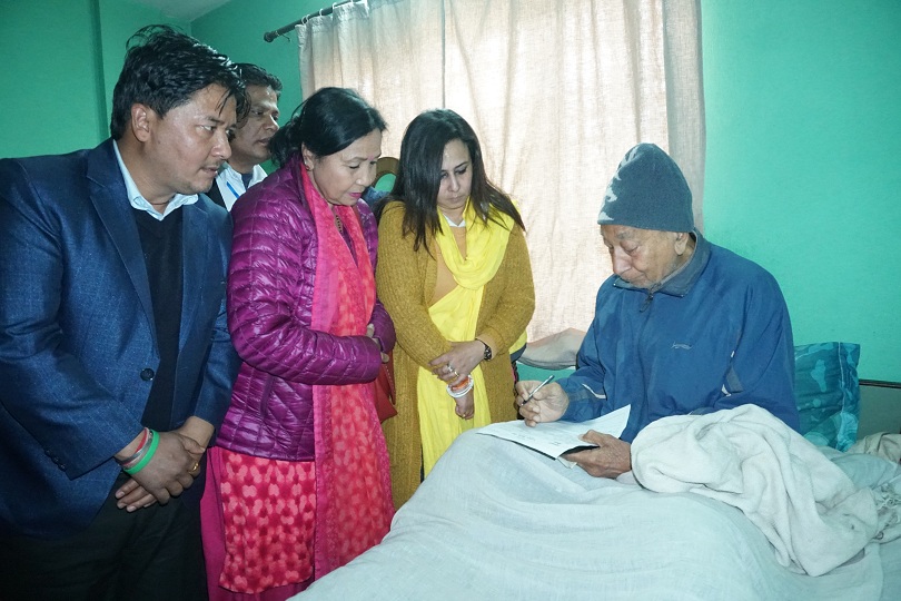 विकास बोर्ड अध्यक्षले चलचित्रकर्मीलाई घर पुगेर दिइन् मासिक भत्ता