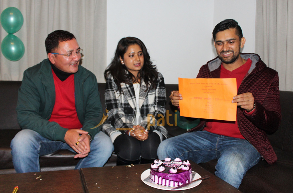 निर्देशकको जन्मदिनमा केकीले दिइन् &lsquo;कोहलपुर एक्सप्रेस २&rsquo; उपहार&nbsp;